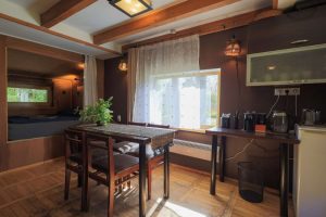 Lauku māja ar pirti pie jūras