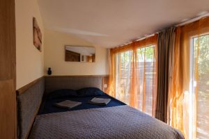 Istaba ar panorāmas logiem